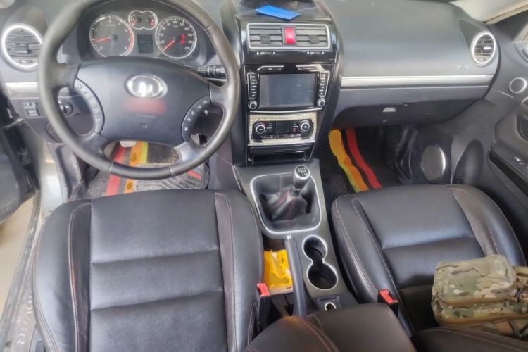 Used Haval H5 Classic 2013 ZhiZun Edition 2.0T Manual Two-Wheel Drive Elite Model Center Console