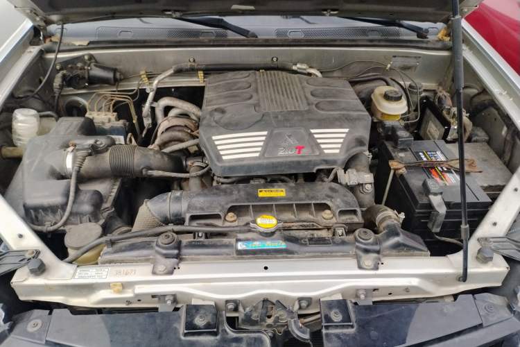 Used Haval H5 Classic 2013 Zhizun Edition 2.0T Manual Two-Wheel Drive Entry-Level Model Engine Bay