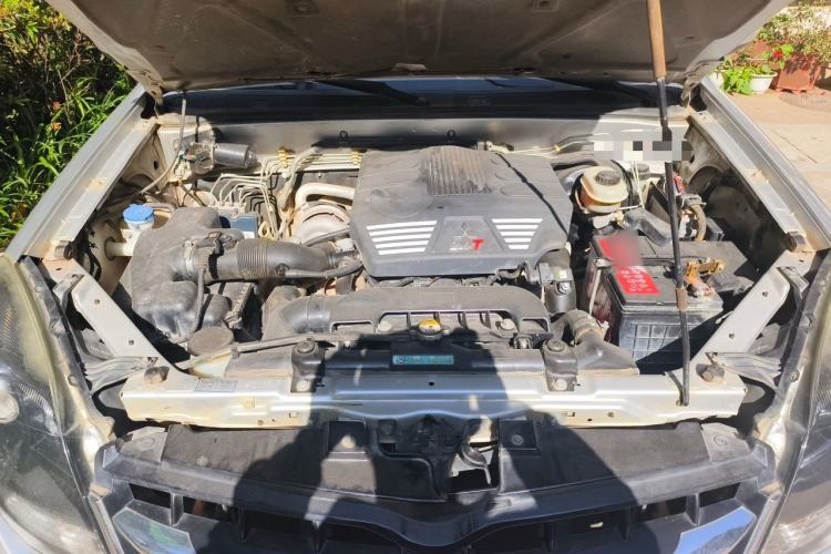Used Haval H5 Classic 2013 Zhizun Edition 2.0T Manual 4x4 Elite Model Engine Bay