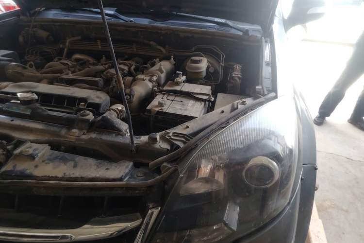 Used Haval H5 Classic 2013 ZhiZun Edition 2.0T Manual Two-Wheel Drive Elite Model Engine Bay Left