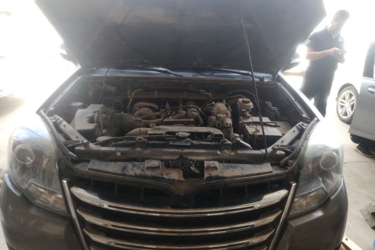 Used Haval H5 Classic 2013 ZhiZun Edition 2.0T Manual Two-Wheel Drive Elite Model Engine Bay