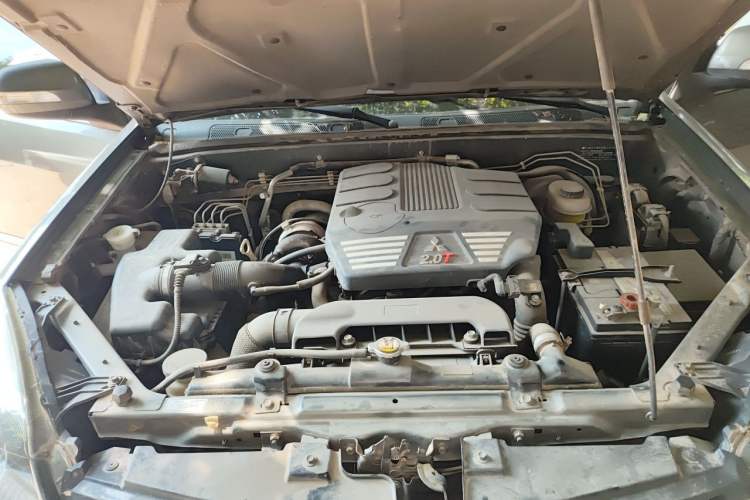 Used Haval H5 Classic 2013 Zhizun Edition 2.0T Manual 4x4 Prestige Model Engine Bay
