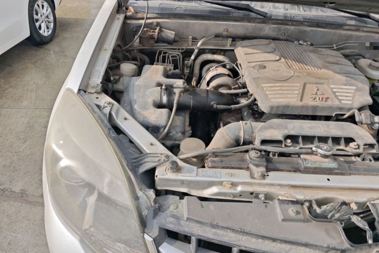 Used Haval H5 Classic 2013 Zhizun Edition 2.0T Manual 4x4 Progressive Model Engine Bay Right