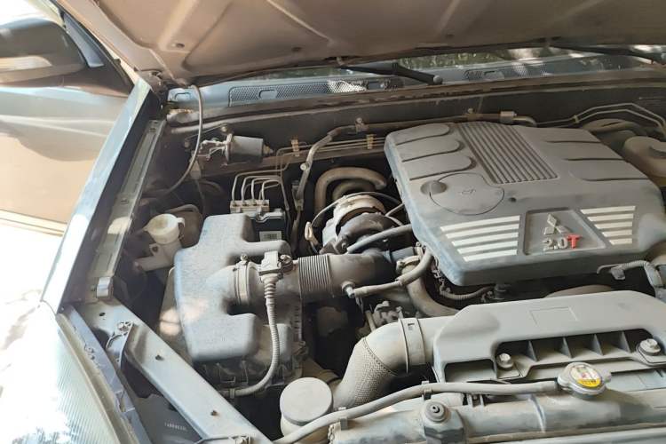 Used Haval H5 Classic 2013 Zhizun Edition 2.0T Manual 4x4 Prestige Model Engine Bay Right