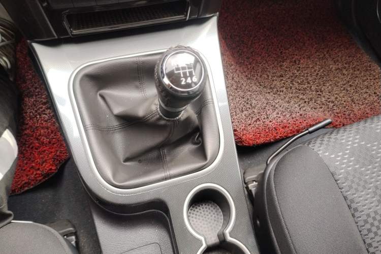 Used Haval H5 Classic 2013 Zhizun Edition 2.0T Manual Two-Wheel Drive Entry-Level Model Gear Lever