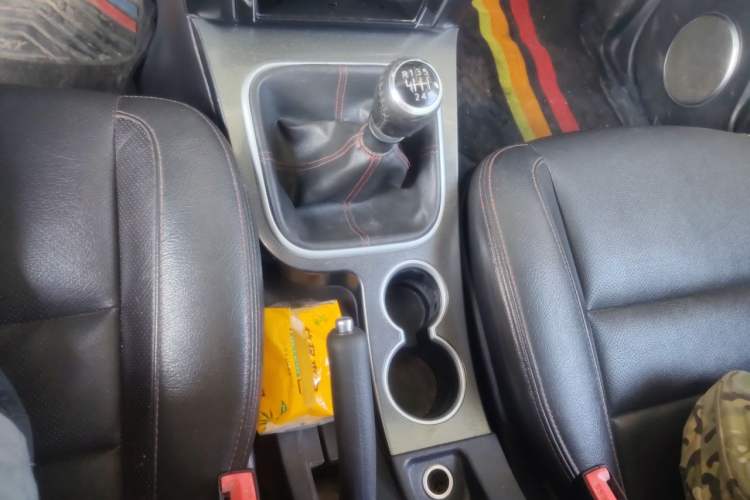Used Haval H5 Classic 2013 ZhiZun Edition 2.0T Manual Two-Wheel Drive Elite Model Gear Lever
