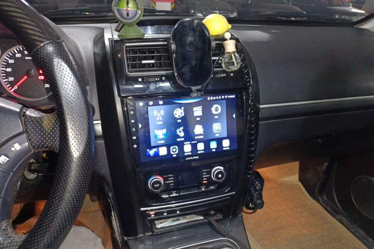 Used Haval H5 Classic 2013 Zhizun Edition 2.0T Manual 4x4 Prestige Model Audio And AC Panel