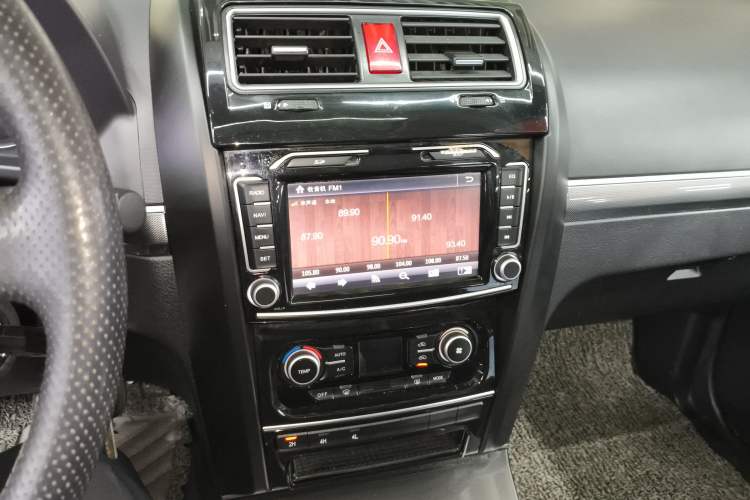 Used Haval H5 Classic 2013 Zhizun Edition 2.0T Manual 4x4 Prestige Model Audio And AC Panel