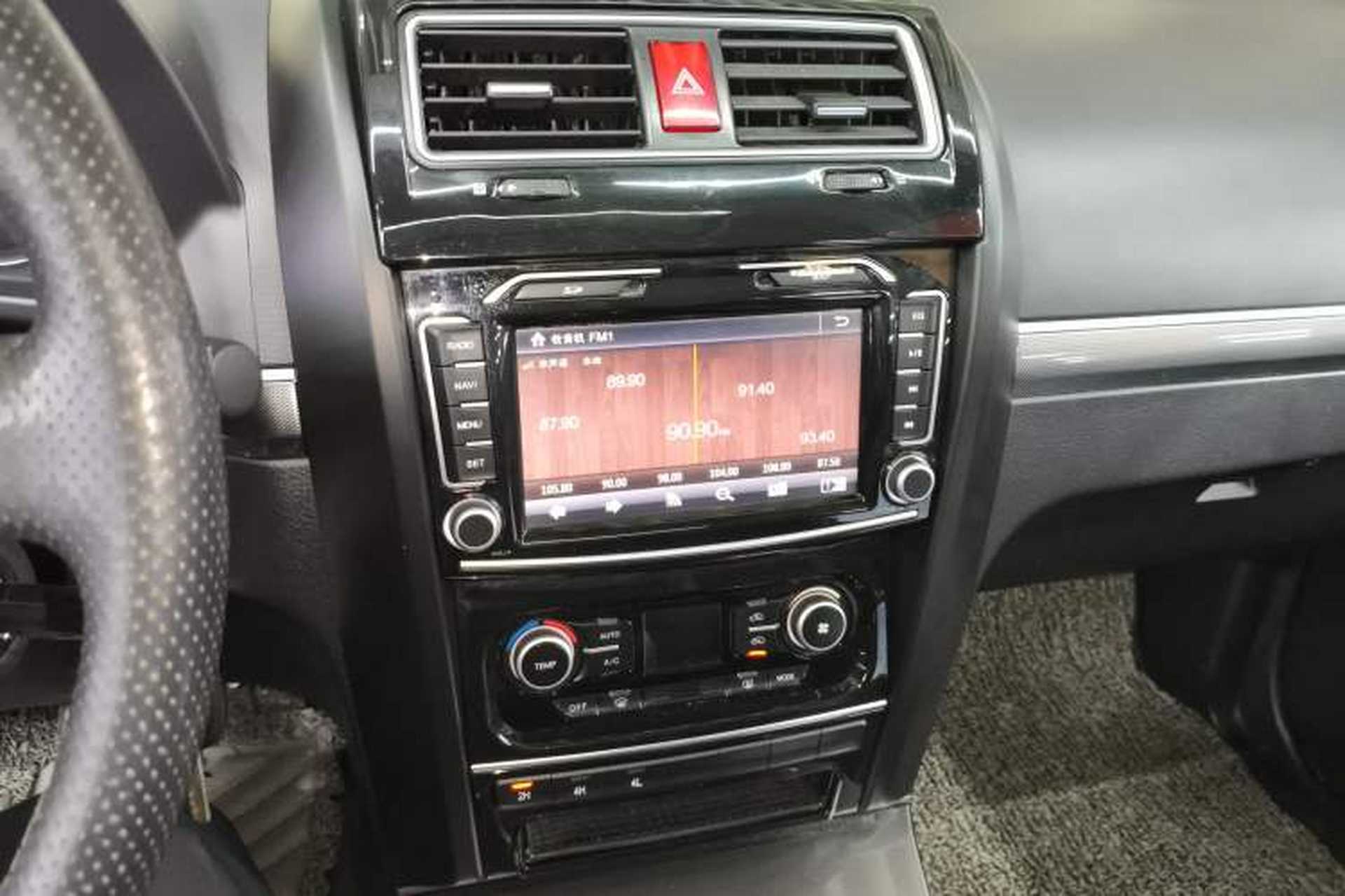 Used Haval H5 Classic 2013 Zhizun Edition 2.0T Manual 4x4 Prestige Model Audio And AC Panel