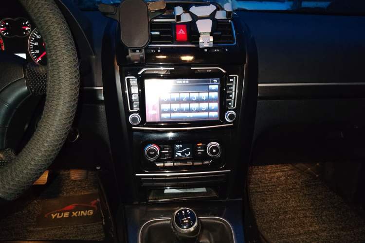 Used Haval H5 Classic 2013 Zhizun Edition 2.0L Manual Two-Wheel Drive Entry-Level Model Audio And AC Panel