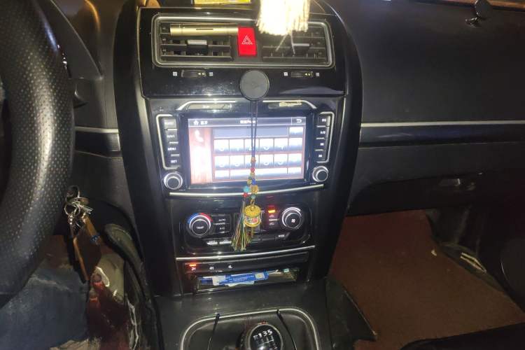 Used Haval H5 Classic 2013 ZhiZun Edition Green Silence 2.0T Manual 4x4 Progressive Model Audio And AC Panel