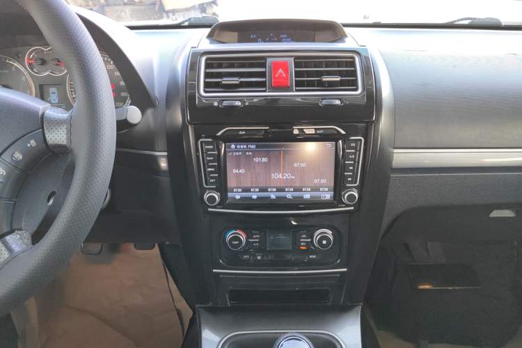 Used Haval H5 Classic 2013 Zhizun Edition 2.0T Manual Two-Wheel Drive Entry-Level Model Audio And AC Panel