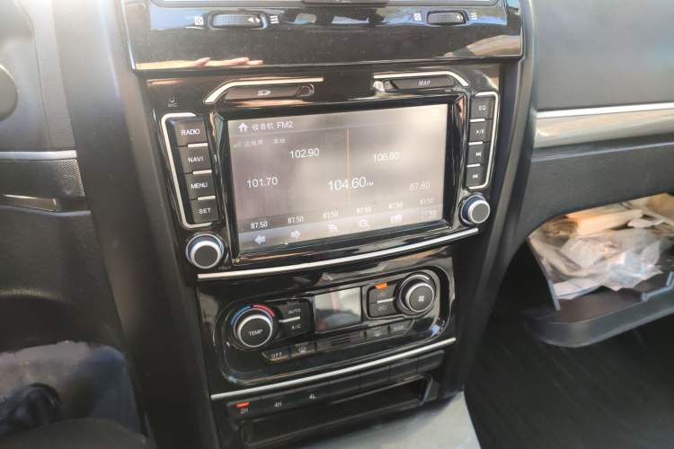 Used Haval H5 Classic 2013 Zhizun Edition 2.0T Manual 4x4 Elite Model Audio And AC Panel