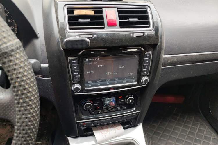 Used Haval H5 Classic 2013 Zhizun Edition 2.0T Manual 4x4 Elite Model Audio And AC Panel