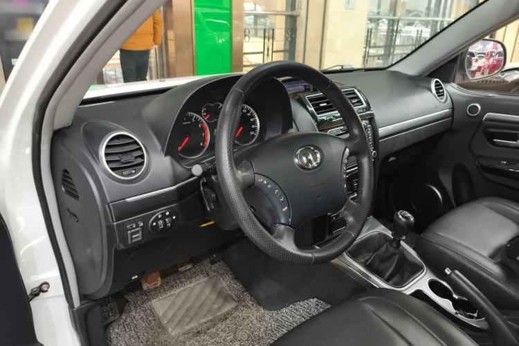 Used Haval H5 Classic 2013 Zhizun Edition 2.0T Manual 4x4 Prestige Model Center Console