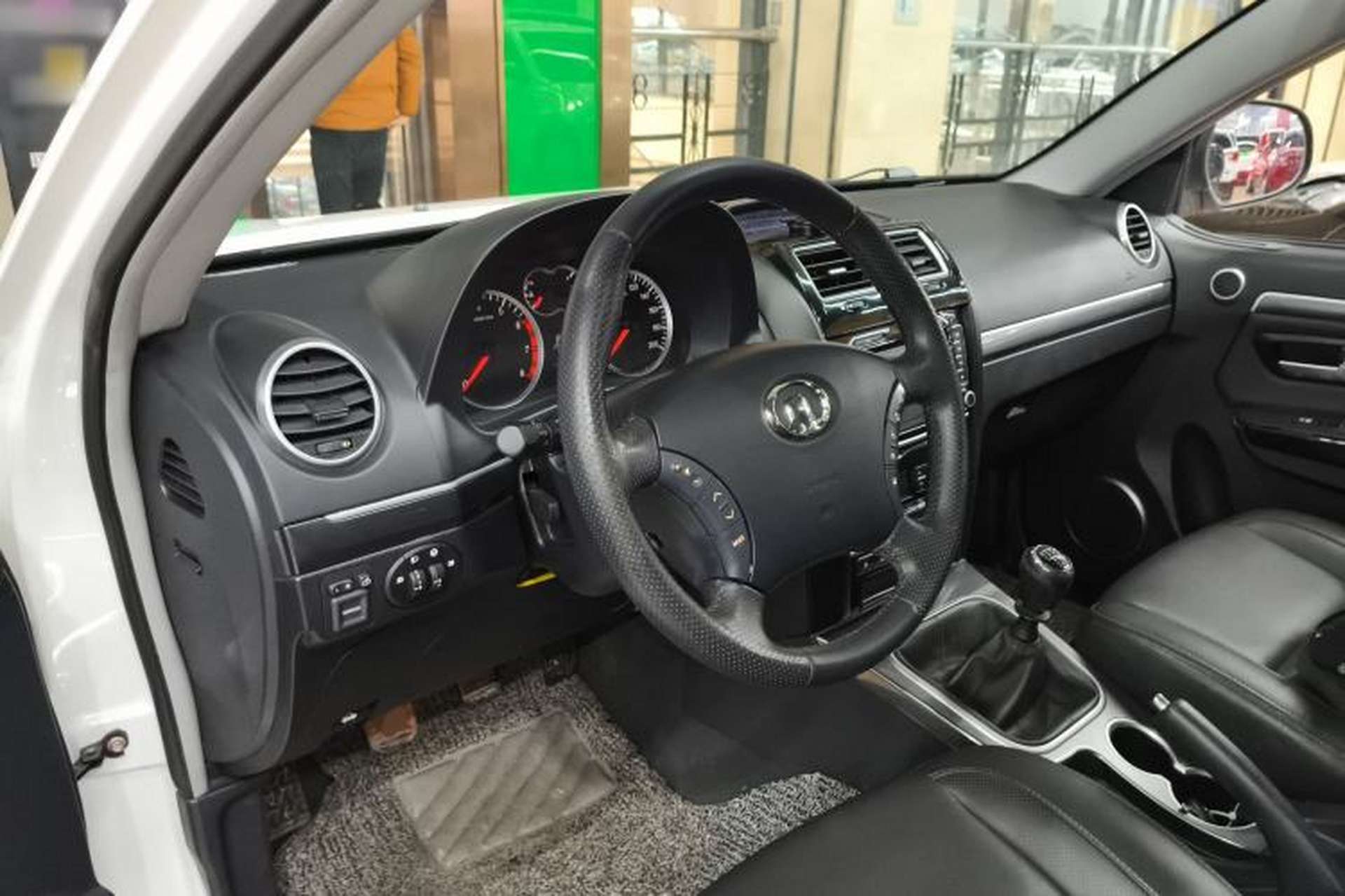 Used Haval H5 Classic 2013 Zhizun Edition 2.0T Manual 4x4 Prestige Model Center Console