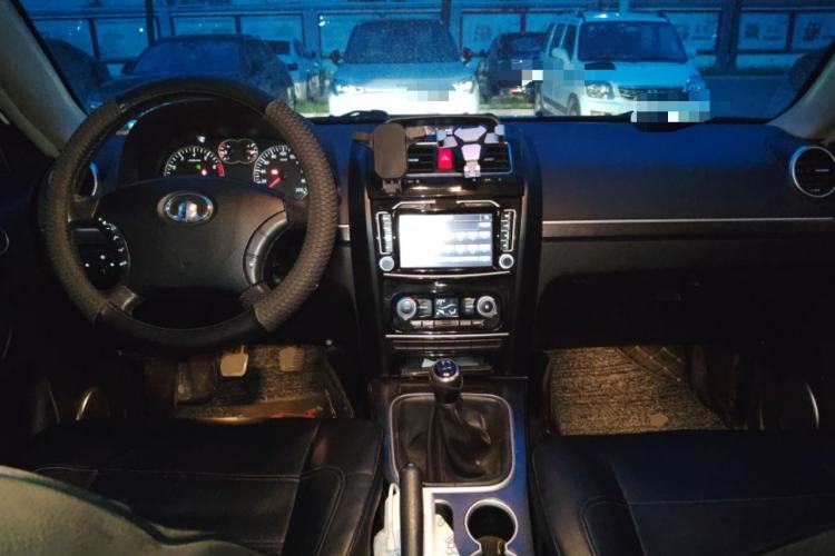 Used Haval H5 Classic 2013 Zhizun Edition 2.0L Manual Two-Wheel Drive Entry-Level Model Center Console