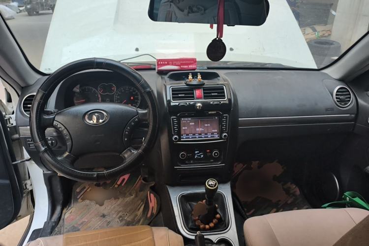 Used Haval H5 Classic 2013 Zhizun Edition 2.0T Manual Two-Wheel Drive Entry-Level Model Center Console