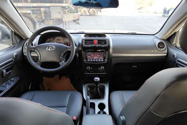 Used Haval H5 Classic 2013 Zhizun Edition 2.0T Manual Two-Wheel Drive Entry-Level Model Center Console