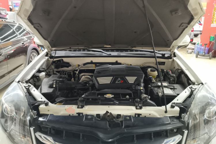 Used Haval H5 Classic 2013 Zhizun Edition 2.0T Manual 4x4 Prestige Model Engine Bay