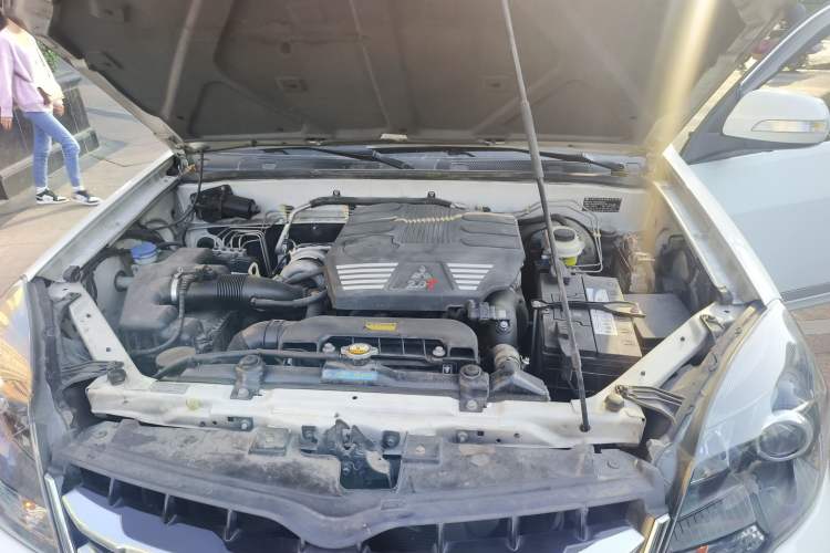 Used Haval H5 Classic 2013 Zhizun Edition 2.0T Manual 4x4 Elite Model Engine Bay