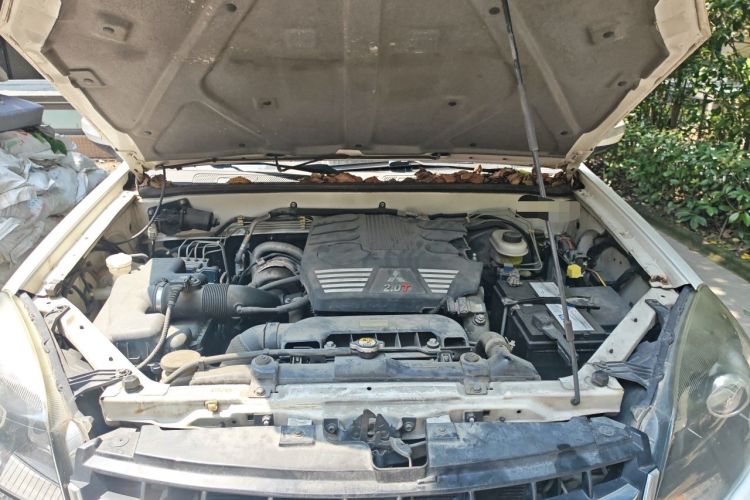 Used Haval H5 Classic 2013 Zhizun Edition 2.0T Manual 4x4 Prestige Model Engine Bay