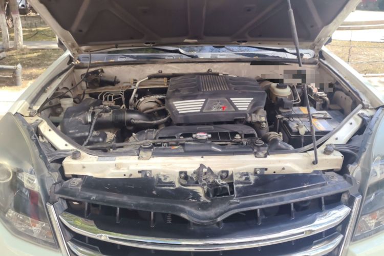 Used Haval H5 Classic 2013 Zhizun Edition 2.0T Manual 4x4 Elite Model Engine Bay
