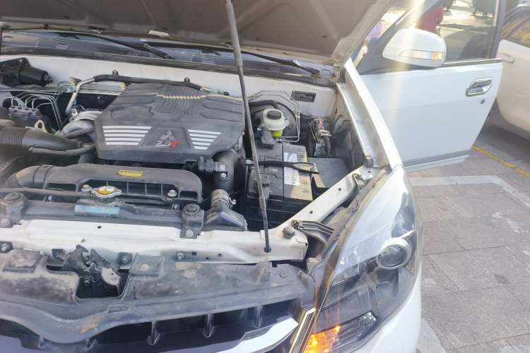 Used Haval H5 Classic 2013 Zhizun Edition 2.0T Manual 4x4 Elite Model Engine Bay Left