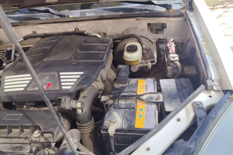 Used Haval H5 Classic 2013 Zhizun Edition 2.0T Manual 4x4 Elite Model Engine Bay Left