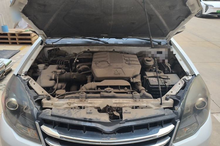 Used Haval H5 Classic 2013 Zhizun Edition 2.0T Manual Two-Wheel Drive Entry-Level Model Engine Bay