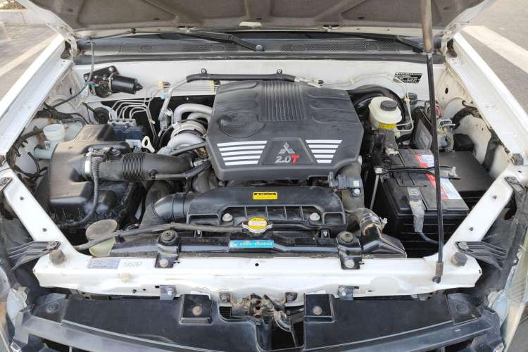 Used Haval H5 Classic 2013 Zhizun Edition 2.0T Manual Two-Wheel Drive Entry-Level Model Engine Bay