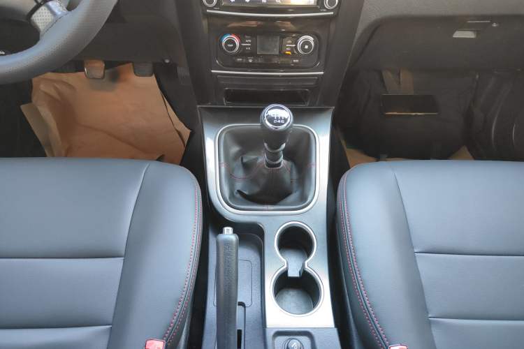 Used Haval H5 Classic 2013 Zhizun Edition 2.0T Manual Two-Wheel Drive Entry-Level Model Gear Lever