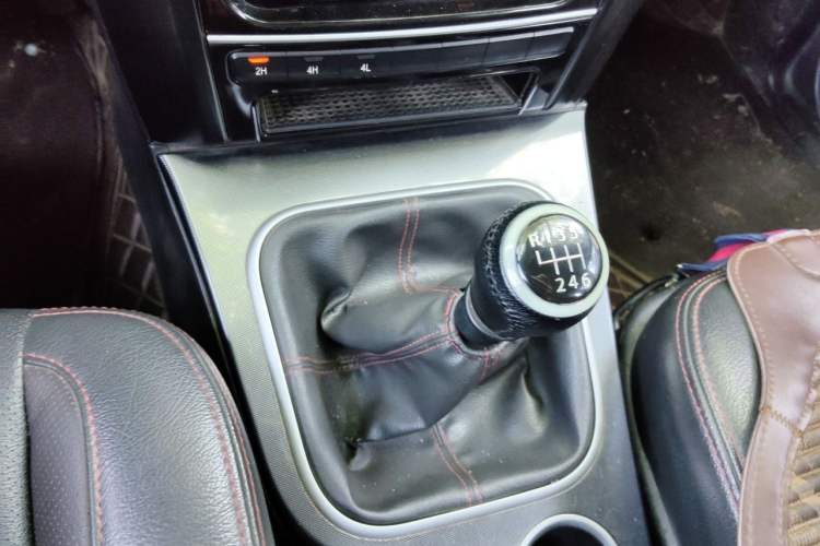 Used Haval H5 Classic 2013 Zhizun Edition 2.0T Manual Two-Wheel Drive Entry-Level Model Gear Lever