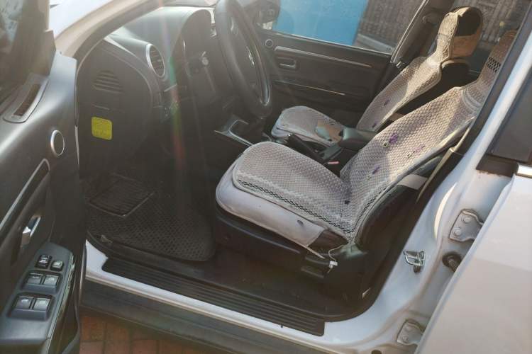 Used Haval H5 Classic 2013 Zhizun Edition 2.0L Manual Two-Wheel Drive Entry-Level Model Interior 1