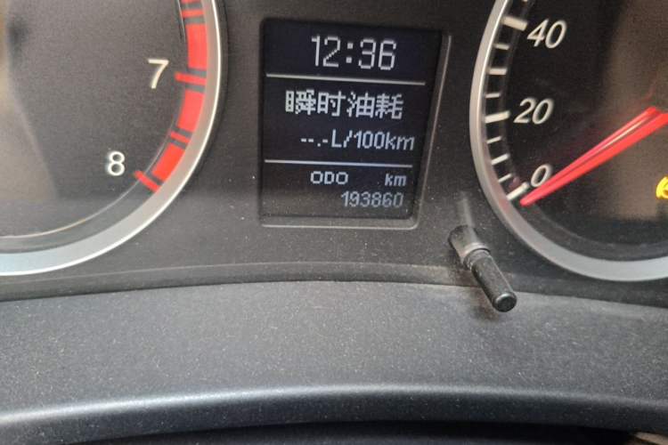 Used Haval H5 Classic 2013 Zhizun Edition 2.0T Manual Two-Wheel Drive Entry-Level Model Odometer Close Up