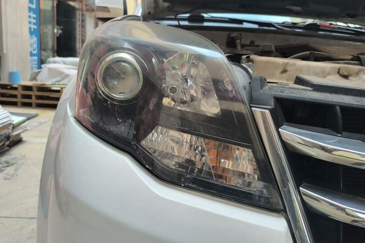 Used Haval H5 Classic 2013 Zhizun Edition 2.0T Manual Two-Wheel Drive Entry-Level Model Right Front Headlight
