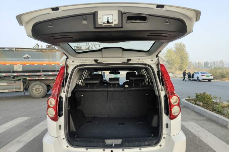 Used Haval H5 Classic 2013 Zhizun Edition 2.0T Manual Two-Wheel Drive Entry-Level Model Trunk