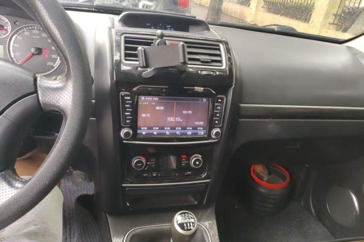 Used Haval H5 Classic 2015 2.0T Diesel Manual Two-Wheel Drive Entry-Level Version Audio And AC Panel