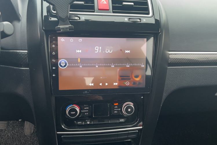 Used Haval H5 Classic 2015 2.0L Manual Two-Wheel Drive Entry-Level Trim Audio And AC Panel