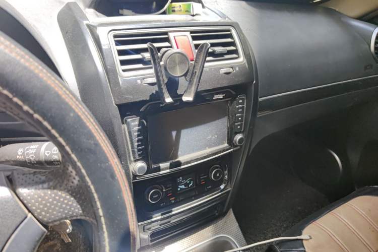 Used Haval H5 Classic 2015 2.0T Diesel Manual Two-Wheel Drive Entry-Level Version Audio And AC Panel