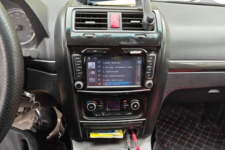 Used Haval H5 Classic 2015 2.0L Manual Two-Wheel Drive Entry-Level Trim Audio And AC Panel