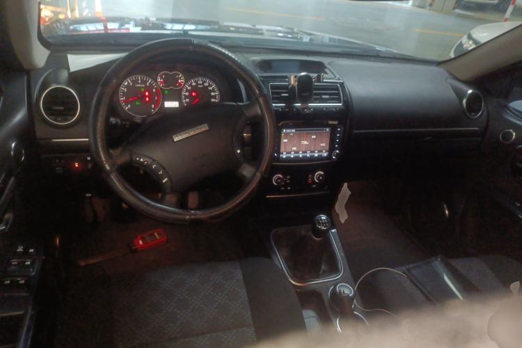 Used Haval H5 Classic 2015 2.0L Manual Two-Wheel Drive Entry-Level Trim Center Console