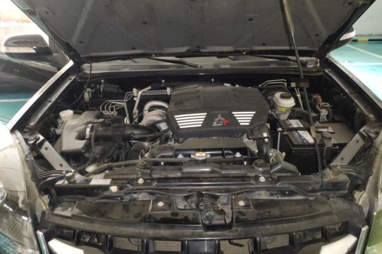 Used Haval H5 Classic 2015 2.0T Manual 4x4 Elite Edition Engine Bay