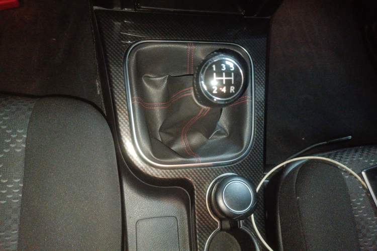 Used Haval H5 Classic 2015 2.0L Manual Two-Wheel Drive Entry-Level Trim Gear Lever