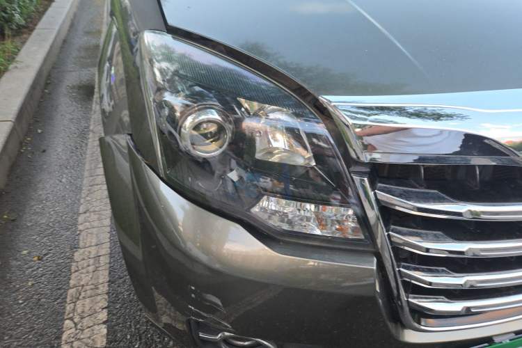 Used Haval H5 Classic 2015 2.0T Manual Two-Wheel Drive Elite Version Right Front Headlight