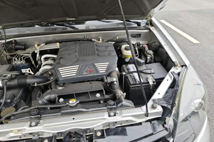 Used Haval H5 Classic 2015 2.0T Manual Two-Wheel Drive Elite Version Engine Bay Left