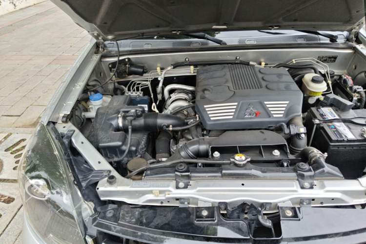 Used Haval H5 Classic 2015 2.0T Manual Two-Wheel Drive Elite Version Engine Bay Right