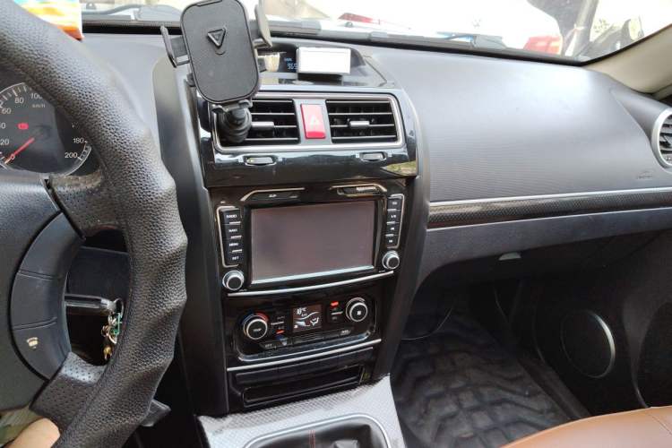 Used Haval H5 Classic 2015 2.0L Manual Two-Wheel Drive Entry-Level Trim Audio And AC Panel