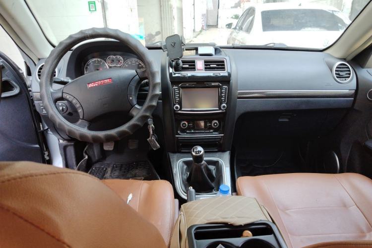 Used Haval H5 Classic 2015 2.0L Manual Two-Wheel Drive Entry-Level Trim Center Console