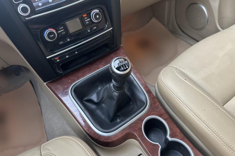 Used Haval H5 Classic 2015 2.0T Manual 4x4 Prestige Version Interior 6